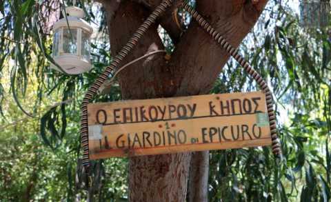 Il giardino di Epicuro: tra i palazzi di Bari un'area segreta curata da due pensionati